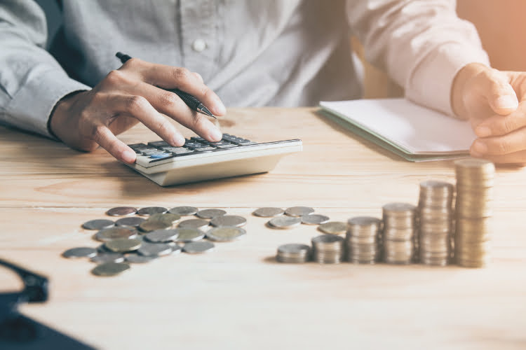 System stały profit wymaga określenia planowanego zysku i stosuje zmienne stawki zakładów. system stały profit