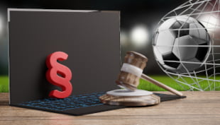 Młotek sędziowski, piłka w siatce, laptop